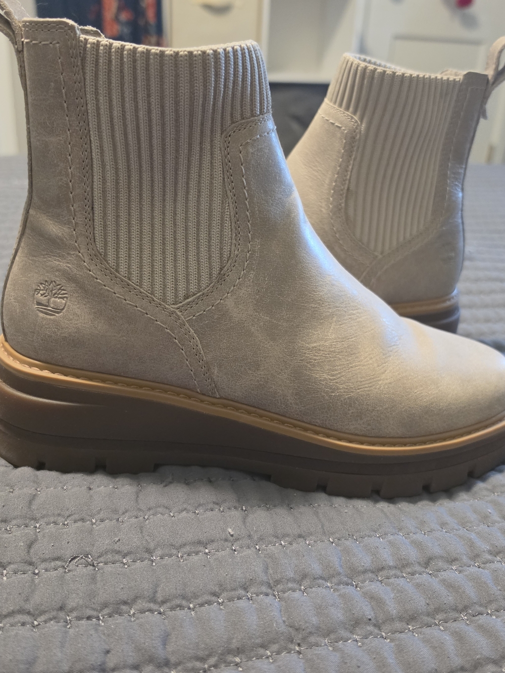 Timberland Cream Chelsea Lug Sole Booties - Picture 6 of 9